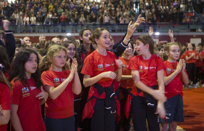 Este año de las 26 secciones ( que aglutinan a 3.252 personas) cuatro de ellas se presentan por primera vez: Billar, Bolos, Esquí y Pádel. El acontecimiento ha tenido lugar en el Pabellón Braulio García. Mañana viernes EL COMERCIO sacará un suplemento con toda la información y las imágenes del acto.