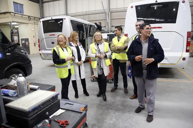 La presidenta del PP asturiano, Mercedes Fernández, en el centro, durante la visita a las instalaciones de la empresa Ferqui. 