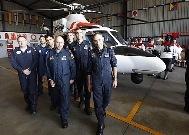 Tripulación homenajeada del 'Helimer Cantábrico' y del 'Pesca II', ayer, en El Musel. 