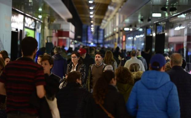 Imagen. Gente de compras esta tarde en Intu Asturias.