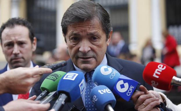 Javier Fernández reprocha al Gobierno no haber simultaneado la negociación del concierto vasco y del régimen común