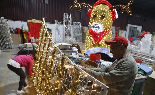 Los trabajadores de Iluminaciones Principado, creando los últimos arcos.