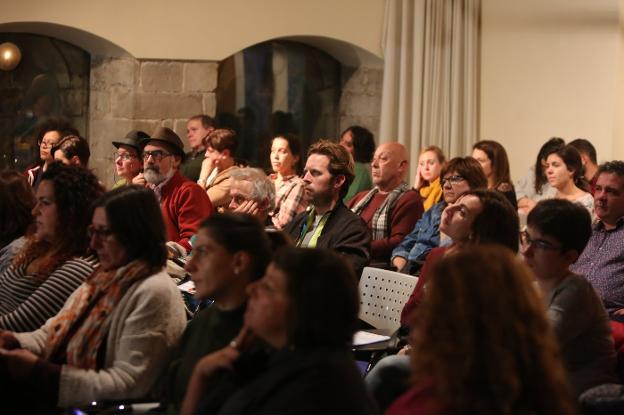 Público asistente a las jornadas en el Valdecarzana. 