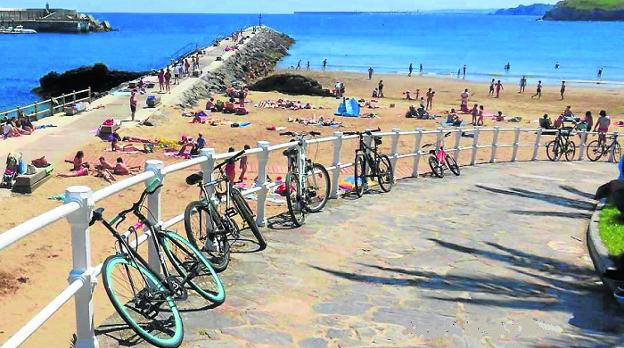 Bicicletas utilizadas por los usuarios de la playa de Palmera de Candás. 