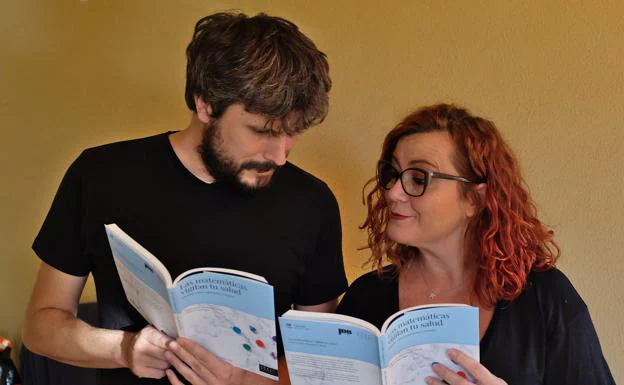 Enrique Fernández Borja y Clara Grima, autores de 'Las matemáticas vigilan tu salud'.
