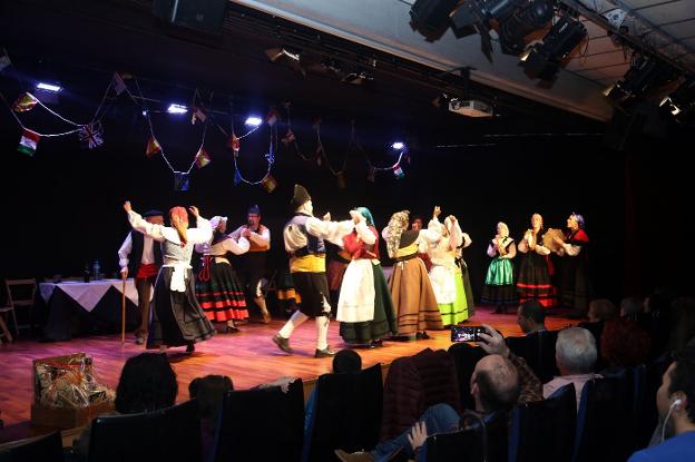 Miembros del Grupo Principado participan en número de baile en el festival folclórico. 
