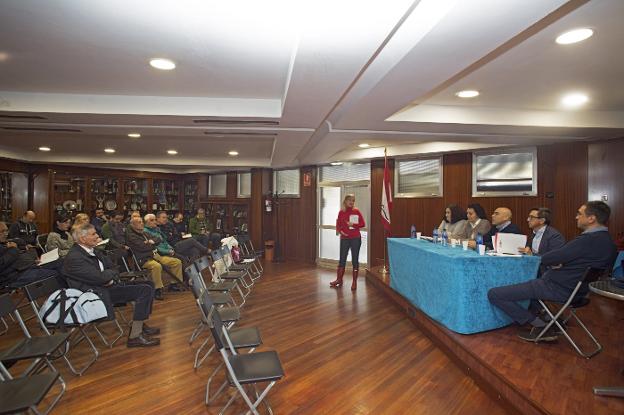 Arancha Sánchez, Begoña Espasande, Joaquín Miranda, Jesús Martínez y Miguel Ron escuchan las preguntas de los grupistas que acudieron a la asamblea informativa. 