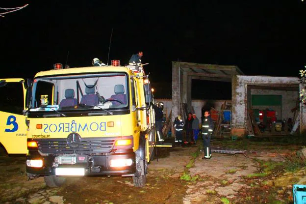 Cinco dotaciones de bomberos fueron necesarias para apagar el fuego declarado en el establo junto a una vivienda. 