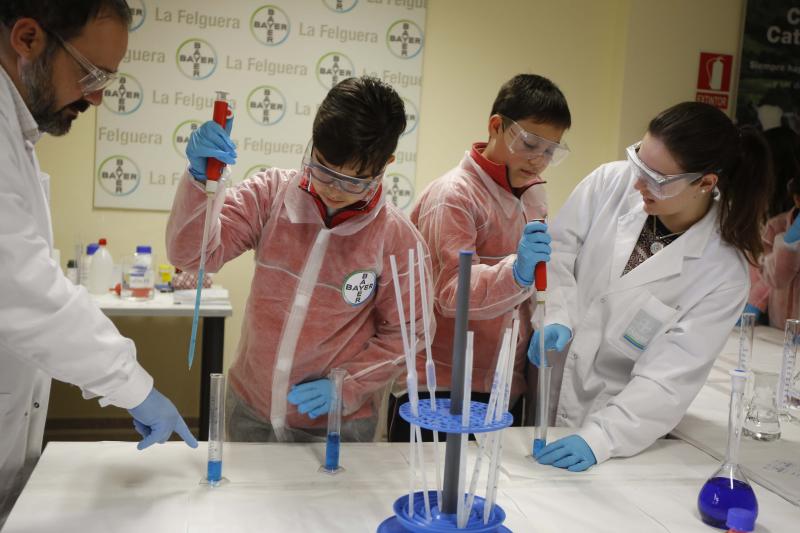 Todos los martes y jueves de este mes, la planta de Langreo recibe a los colegios de la zona para mostrarles cómo se hace la aspirina