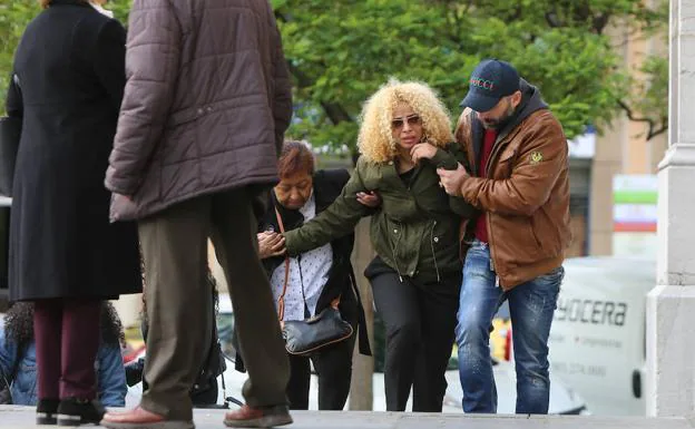 La hermana de Daniel Capellán, a su llegada a la iglesia de Sabugo.