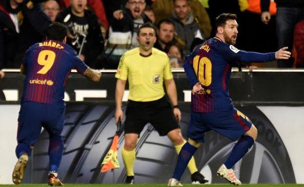 Luis Suárez y Leo Messi protestan al asistente de Iglesias Villanueva en Mestalla. 