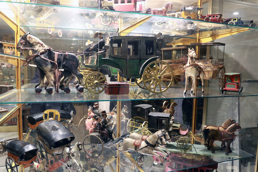 El directo de la compañía, Guillermo Martínez, reúne 6.600 piezas sobre los autocares