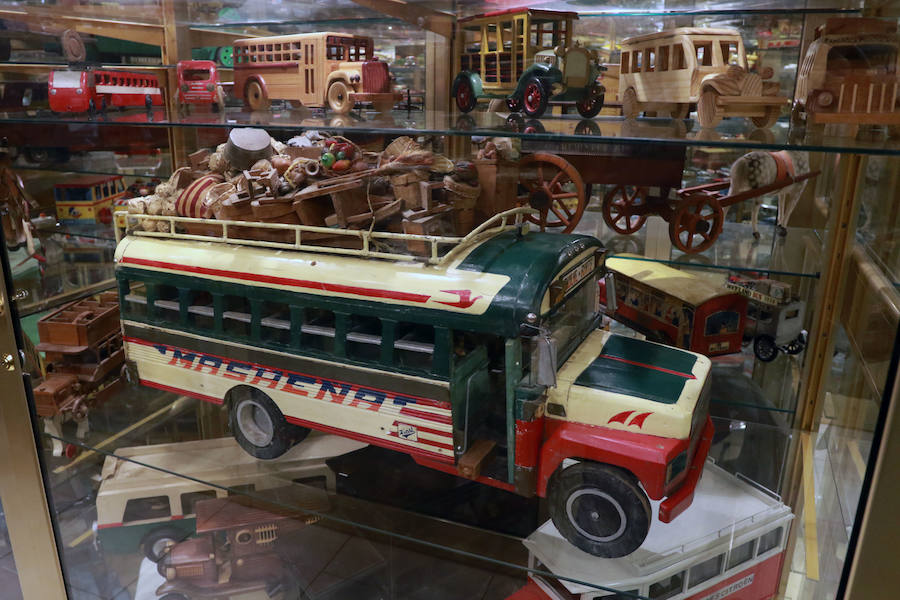 El directo de la compañía, Guillermo Martínez, reúne 6.600 piezas sobre los autocares