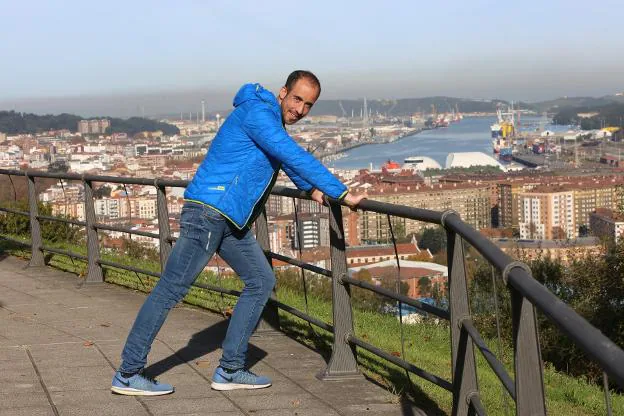 Iván González estira los gemelos, un gesto que no falta después de su entrenamiento, en la Ermita de La Luz. 