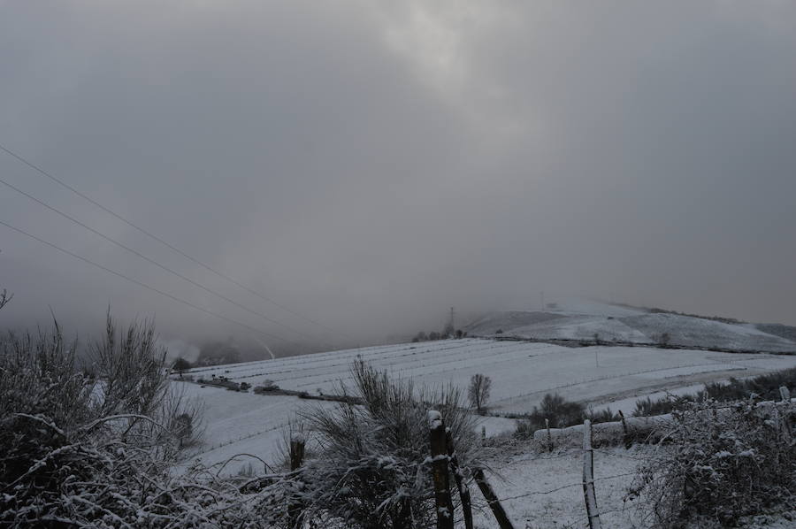 La nieve complica el tráfico en los puertos asturianos