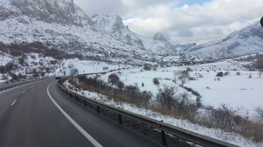 La nieve complica el tráfico en los puertos asturianos