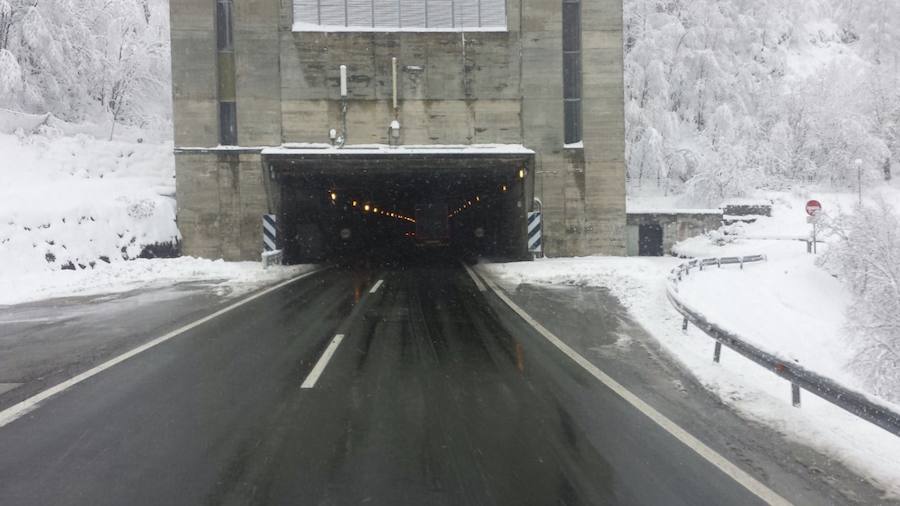 La nieve complica el tráfico en los puertos asturianos