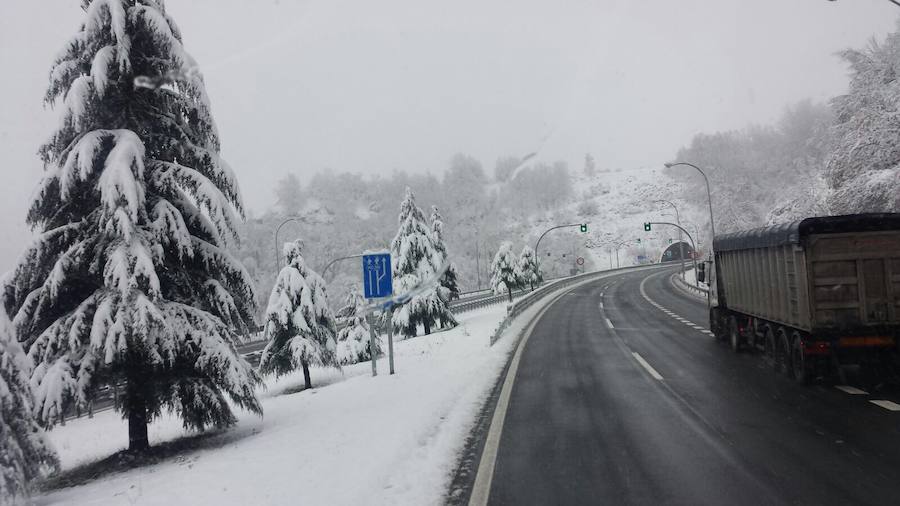 La nieve complica el tráfico en los puertos asturianos