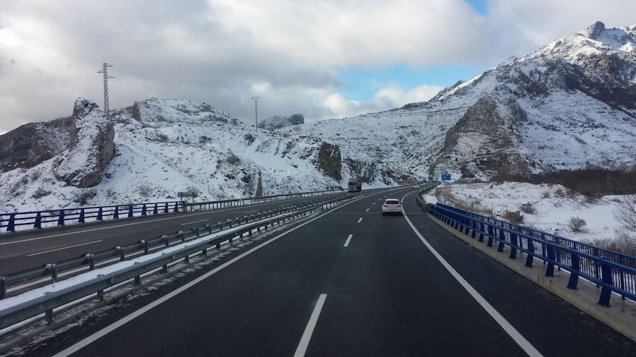 La nieve complica el tráfico en los puertos asturianos