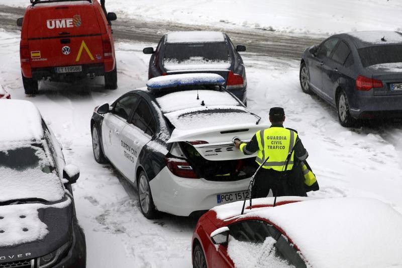 La nieve complica el tráfico en los puertos asturianos