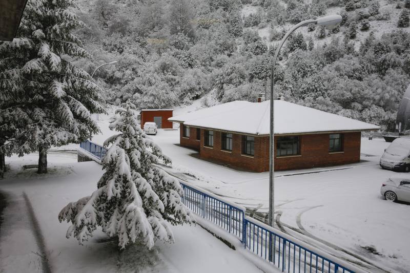 La nieve complica el tráfico en los puertos asturianos