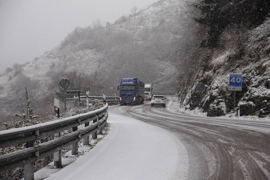 La nieve complica el tráfico en los puertos asturianos