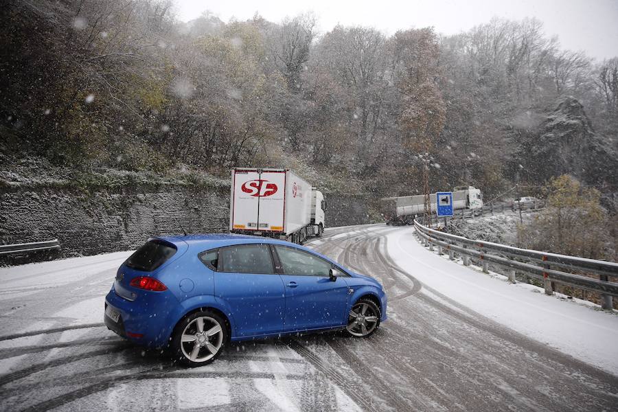 La nieve complica el tráfico en los puertos asturianos