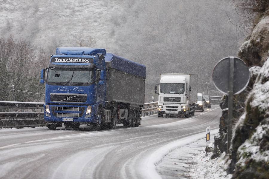 La nieve complica el tráfico en los puertos asturianos