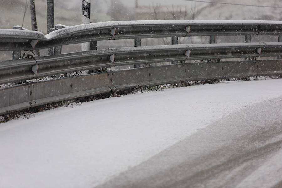 La nieve complica el tráfico en los puertos asturianos