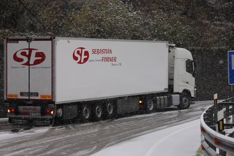 La nieve complica el tráfico en los puertos asturianos