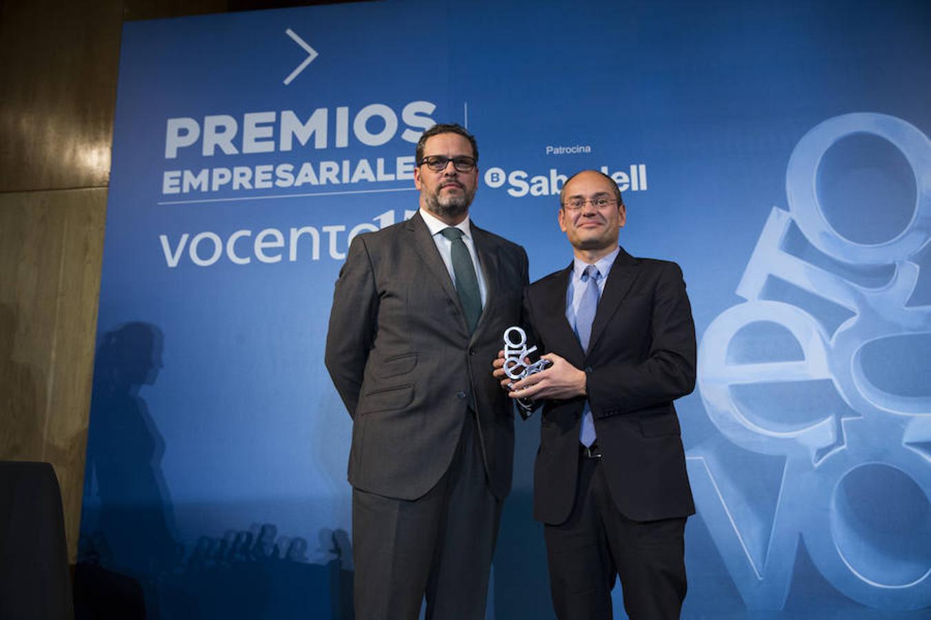 Jaume Alemany (Damm) recibe el galardón en reconocimiento por su innovadora estrategia de marketing.
