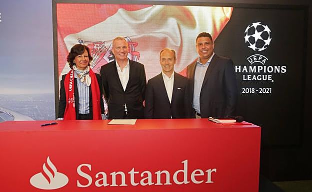 Ana Botín (i) y el exfutbolista Ronaldo, tras la firma del acuerdo. 