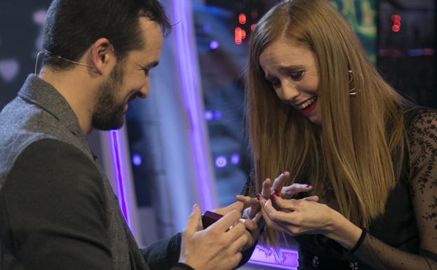 María Castro recibió en directo un anillo de su pareja.