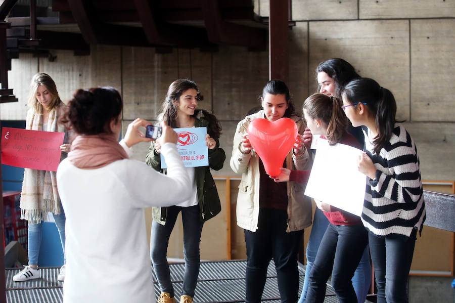 Mannequin challenge en la Factultad de Medicina por la lucha contra el sida