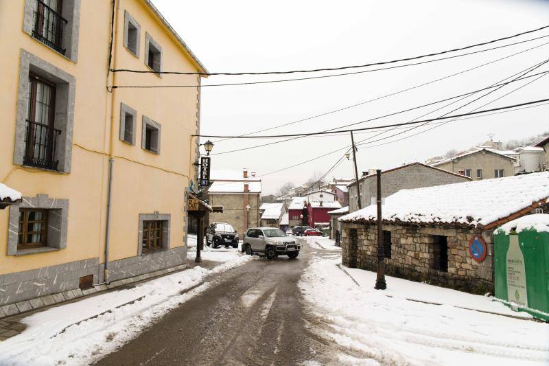 La nieve complica el tráfico en los puertos asturianos