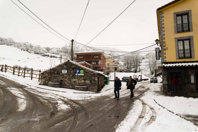 La nieve complica el tráfico en los puertos asturianos