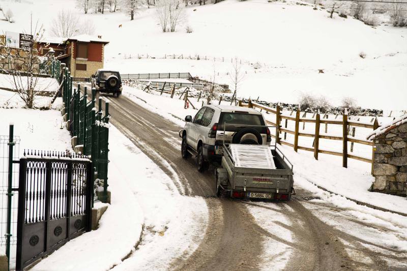 La nieve complica el tráfico en los puertos asturianos