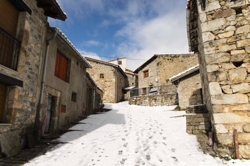 La nieve complica el tráfico en los puertos asturianos