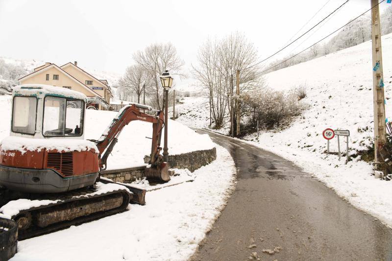 La nieve complica el tráfico en los puertos asturianos