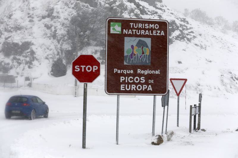 La nieve complica el tráfico en los puertos asturianos