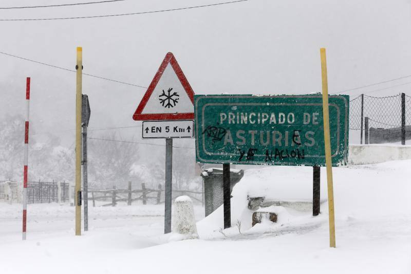 La nieve complica el tráfico en los puertos asturianos