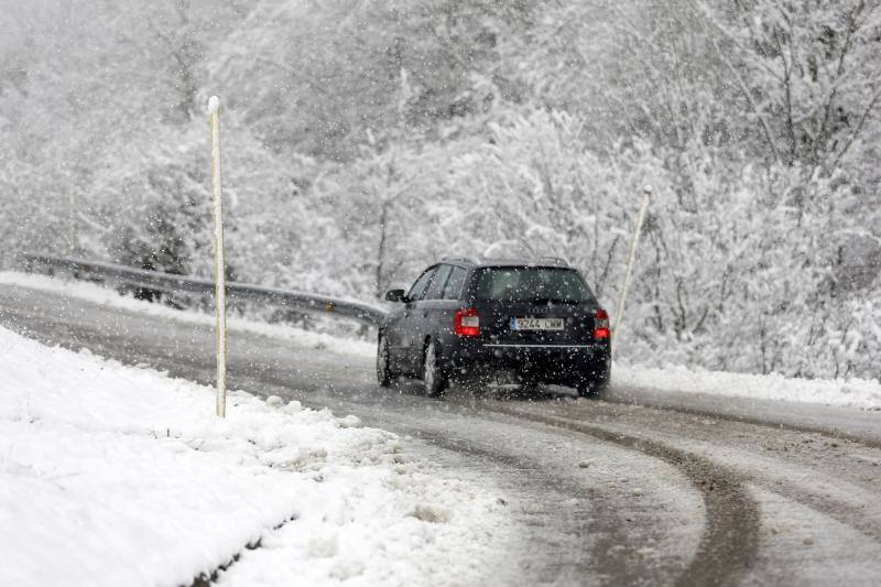 La nieve complica el tráfico en los puertos asturianos