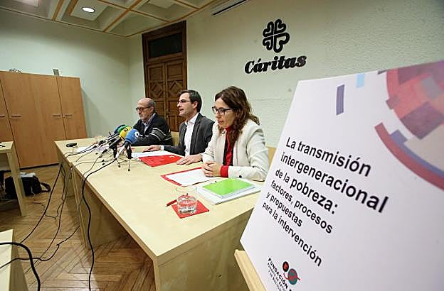 Ignacio Alonso, director de Cáritas; Raúl Flores, coordinador del informe; y Carmen García, responsable del área de Desarrollo Social de Cáritas, presentaron el estudio. 