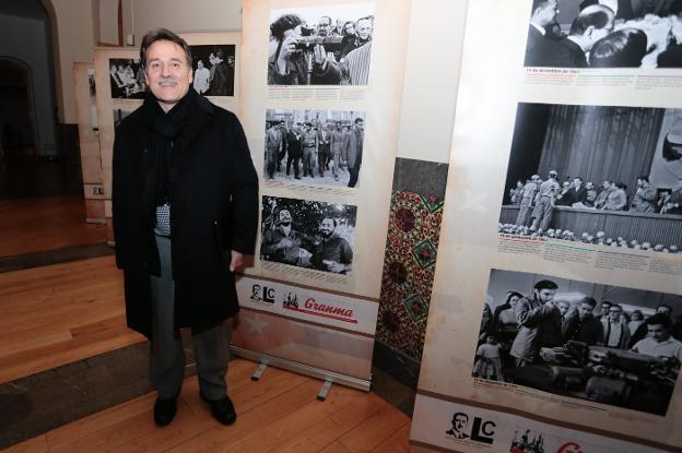 Gustavo Machín Gómez, ayer, delante de algunas de las fotografías inéditas del Che. 