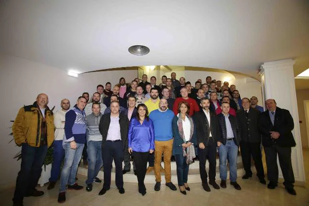 Miguel Lobo, de azul y en el centro, rodeado por sus compañeros y representantes municipales de varios concejos del Oriente, durante la despedida que le organizaron ayer en Llanes. 