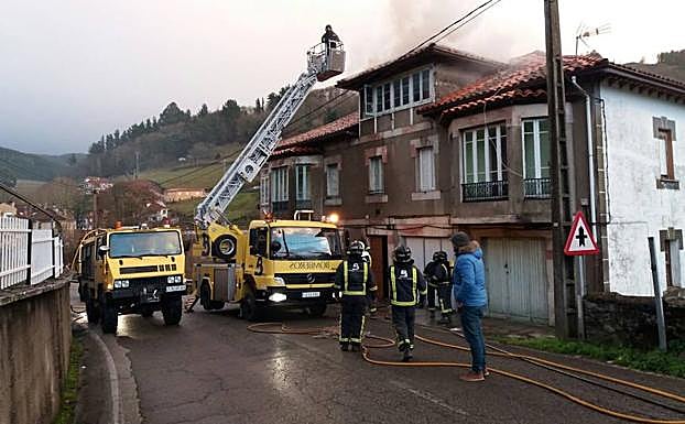 Los bomberos, durante las labores de extinción.