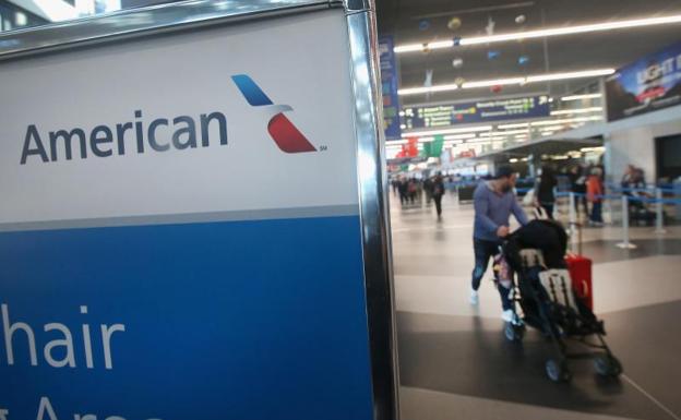 Un paasajero llega al mostrador de American Airlines.