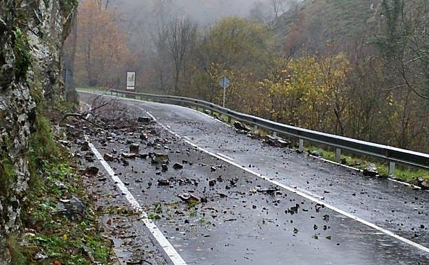 Las lluvias provocan un argayo en la AS-261 a su paso por Ponga