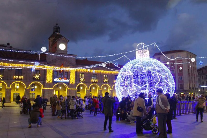 Avilés enciende la iluminación navideña con una gran bola luminosa en El Parche como principal novedad.