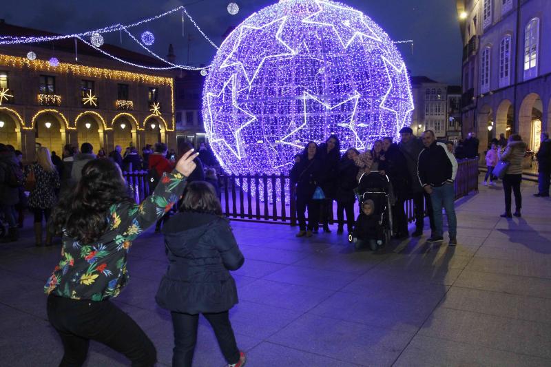 Avilés enciende la iluminación navideña con una gran bola luminosa en El Parche como principal novedad.